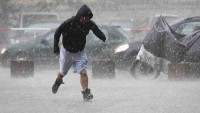 Krupobití a přívalové srážky. Část Česka opět zasáhnou silné bouřky