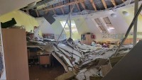Ve škole v Horních Počernicích se zřítil strop. Učitelka naštěstí včas zasáhla