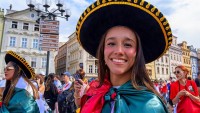 Praha hostí Dance World Cup. Tisíce tanečníků prošly městem v průvodu