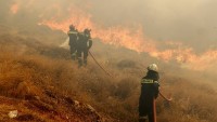 Severně od Atén vypukl požár, s plameny bojují stovky hasičů