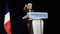 První kolo voleb ve Francii podle odhadů vyhrálo Národní sdružení