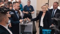 Ve Francii získalo 75 poslanců mandát už v prvním kole. Uspěla krajní pravice
