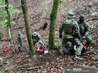 Polícia zadržala v lese prevádzača a nelegálnych migrantov: Muža obvinili zo zločinu