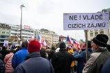 U Národního muzea v Praze se setkaly stovky odpůrců vlády a podpory pro Ukrajinu