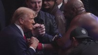 UFC, nebo oslava Trumpa? Nástup bojovníka, od šampiona dostal vítěz voleb pás