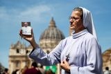 ONLINE: Tělo papeže Františka uloží do rakve v pondělí večer. Na náměstí svatého Petra míří věřící