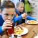Ve školních jídelnách se vyhodí třetina jídla. Nejméně oblíbený je špenát a fazole