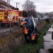 Auto na Zlínsku sjelo do potoka. Zranilo se šest lidí, včetně čtyř dětí