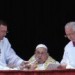 Papež František pozdravil ve Vatikánu věřící. Urbi et orbi za něj netradičně přečetl hlavní ceremoniář